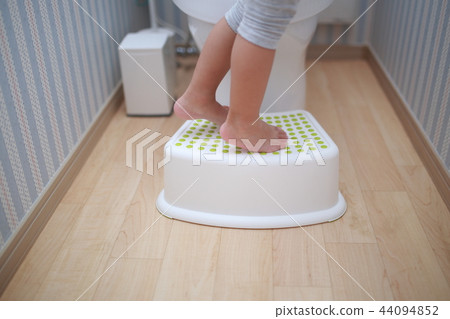 Toilet training Auxiliary toilet seat (Omaru Restroom Toilet Toilet bowl Housing Body parts Foot Faceless infants) 44094852