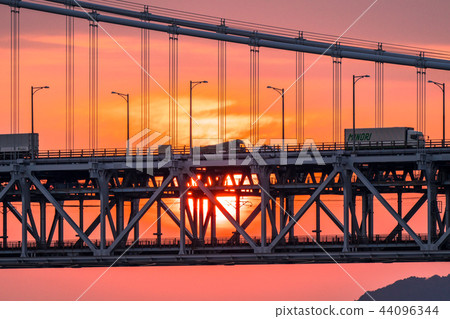 <岡山縣>瀨戶內海和瀨戶大橋的夜景 44096344