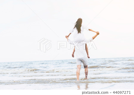 Couple going honeymoon on tropical beach in summer 44097271