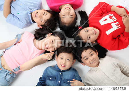 Children lying down 44098786