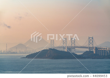 瀨戶Ohashi和瀨戶內海早晨視圖 瀨戶Ohashi和瀨戶內海早晨視圖 44099453