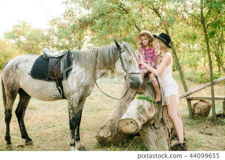 young girl  with light hair with a little sister 44099655