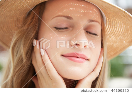 Enjoying summer breeze 44100320