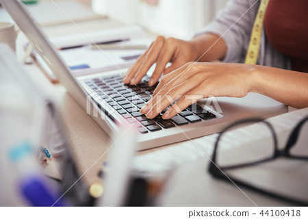 Tailer working on laptop 44100418