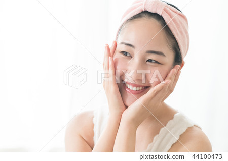 年輕的日本女性做皮膚護理 年輕的日本女性做皮膚護理 44100473
