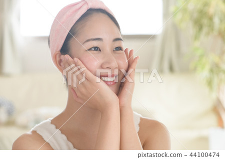 年輕的日本女性做皮膚護理 44100474