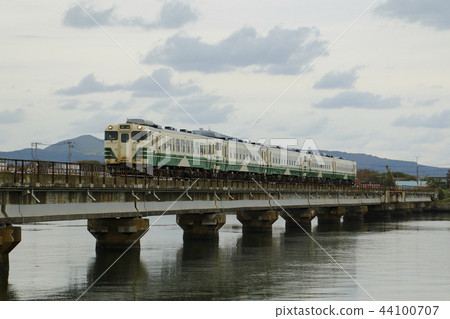 Osha line Kiha 40 series of morning rush crossing the Hachiro River bridge Osha line Kiha 40 series of morning rush crossing the Hachiro River bridge 44100707