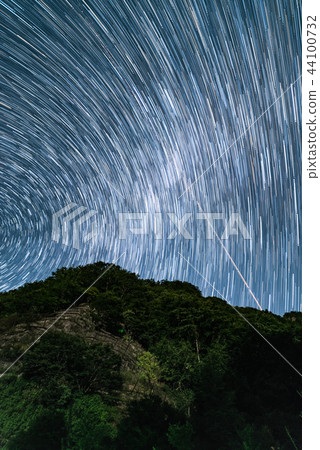 每日運動和山表面和飛機的踪跡 44100732