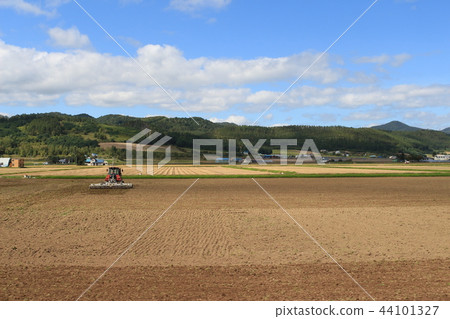 A tractor sow the field, Hokkaido 北海道耕田 44101327
