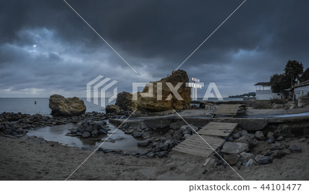 Gloomy clouds over the sea Gloomy clouds over the sea 44101477