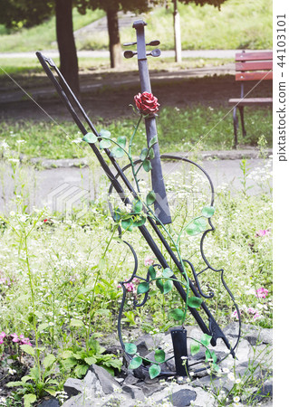 Garden decor metal violin with rose, vintage 44103101