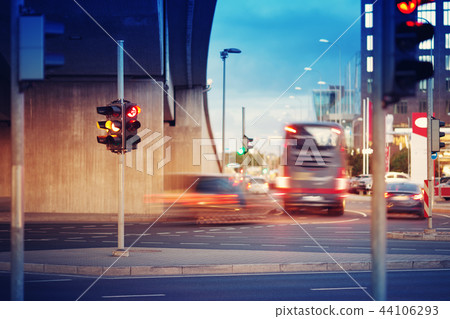 Trafficlights in the city at night time 44106293