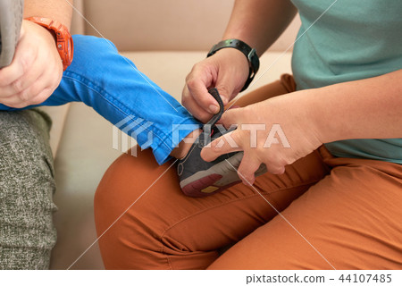 Mother helping son 44107485