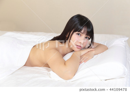 Young woman beauty 44109478