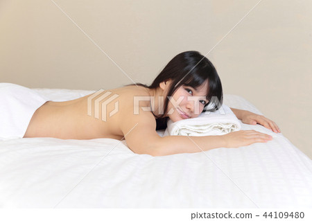 Young woman beauty 44109480