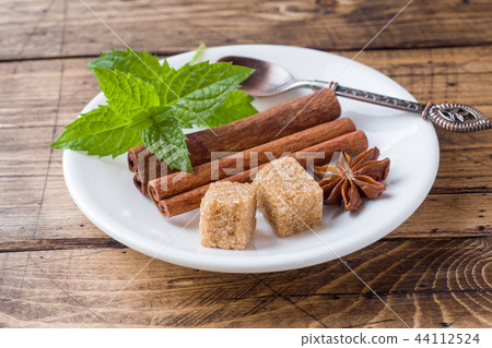 Mint and brown sugar, cinnamon in a plate  44112524