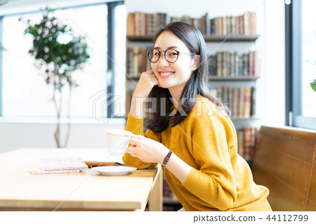 Cafe women lifestyle Cafe women lifestyle 44112799