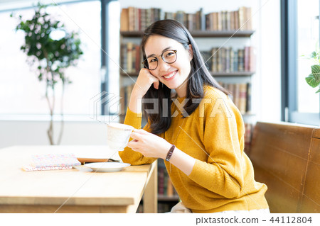 Cafe women lifestyle 44112804