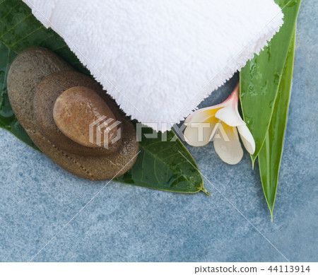 Set for massage with flower stones and leaves Set for massage with flower stones and leaves 44113914