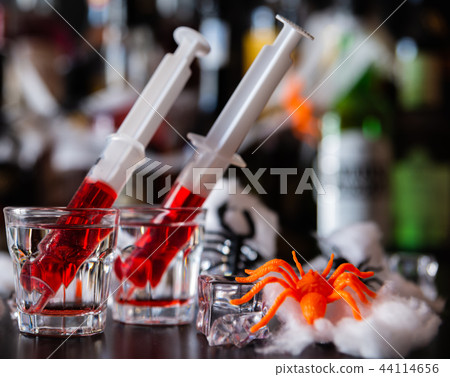 creepy halloween party cocktails 44114656