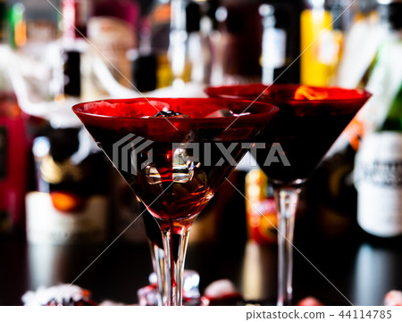 creepy halloween party cocktails with blood 44114785