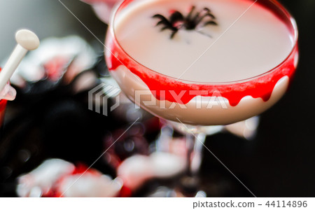creepy halloween party cocktails with blood 44114896