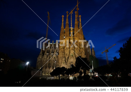 Sagrada Familia at night 44117839