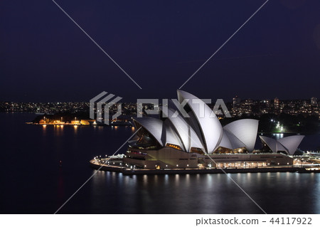 sydney opera house 44117922