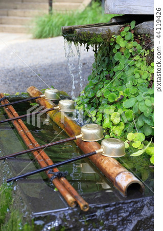 A quaint hand-washing place 44119426