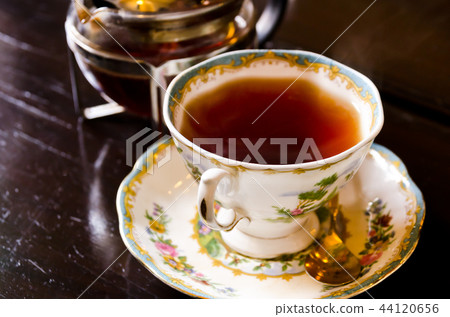 茶和茶杯在一家咖啡店,優雅的假期 茶和茶杯在一家咖啡店,優雅的假期 44120656