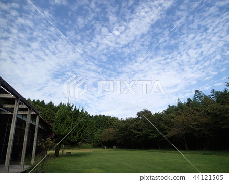 老薩基小學和秋天的天空 44121505