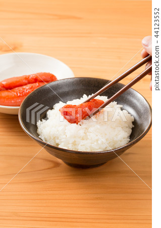 Put the spicy soy sauce on top of the rice Put the spicy soy sauce on top of the rice 44123552