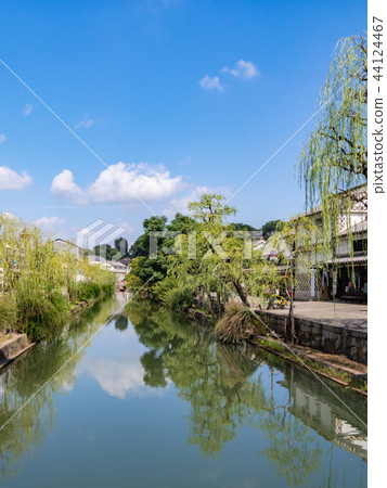 The townscape and storehouses reflected on the river surface in the Kurashiki Bikan Historical Quarter, Okayama. The townscape and storehouses reflected on the river surface in the Kurashiki Bikan Historical Quarter, Okayama. 44124467