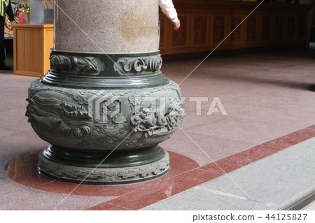 公園裡的池塘水 44125827