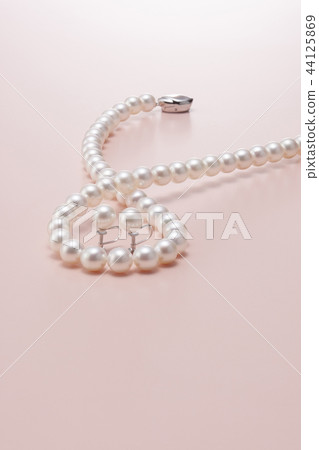 Pearl necklace and earrings Pearl necklace and earrings 44125869