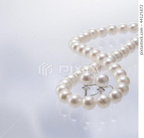 Pearl necklace and earrings Pearl necklace and earrings 44125872