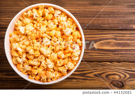 Yellow cheese popcorn in bowl 44132081