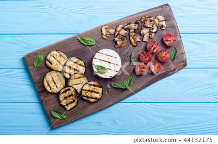 Grilled brie or camembert Grilled brie or camembert 44132175