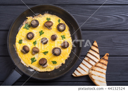 Omelette with mushroom 44132524