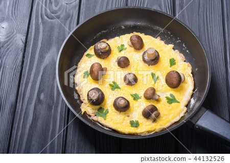 Omelette with mushroom 44132526