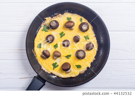 Omelette with mushroom 44132532