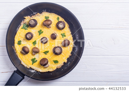 Omelette with mushroom 44132533