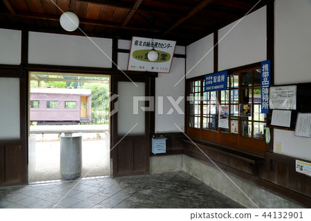 原片上鐵道吉河原站:一座保留了昭和時代氛圍的木製車站建築。 原片上鐵道吉河原站:一座保留了昭和時代氛圍的木製車站建築。 44132901
