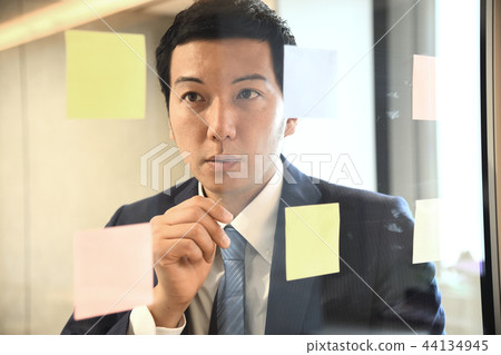 看著筆記的商人 44134945