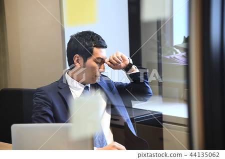 Thinking businessman office Thinking businessman office 44135062