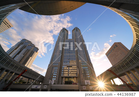 東京都市風景在日本東京都政府辦公室和陽光 東京都市風景在日本東京都政府辦公室和陽光 44136987