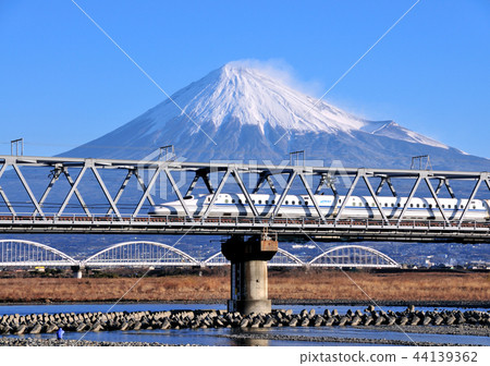 新幹線N700系列和富士山5121 44139362