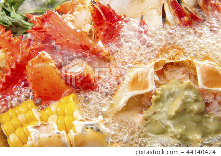 在泥罐的可口熱的罐盤 44140424