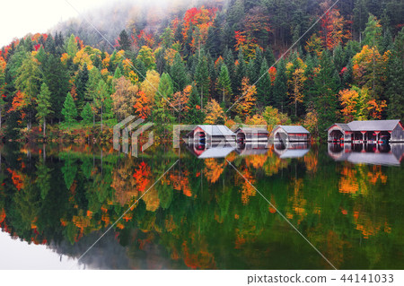 Misty morning on the lake Altausseer 44141033