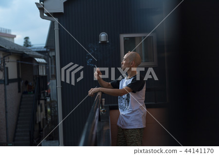 男人，吸煙，陽台 44141170